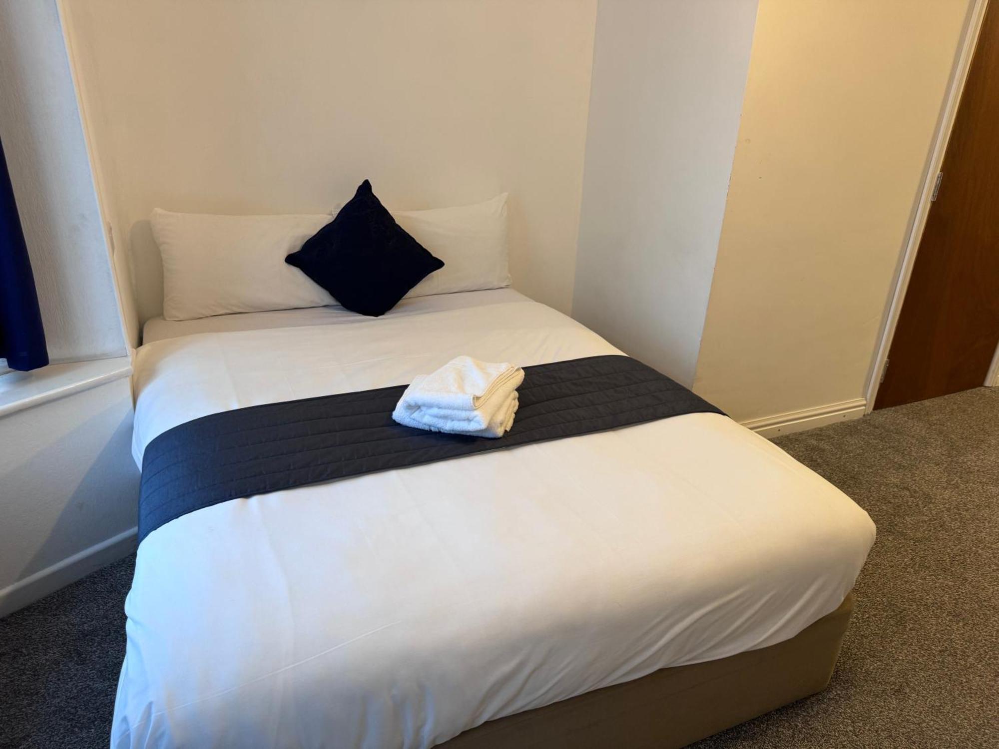 All Seasons Gatwick Guest House & Parking Горлі Екстер'єр фото