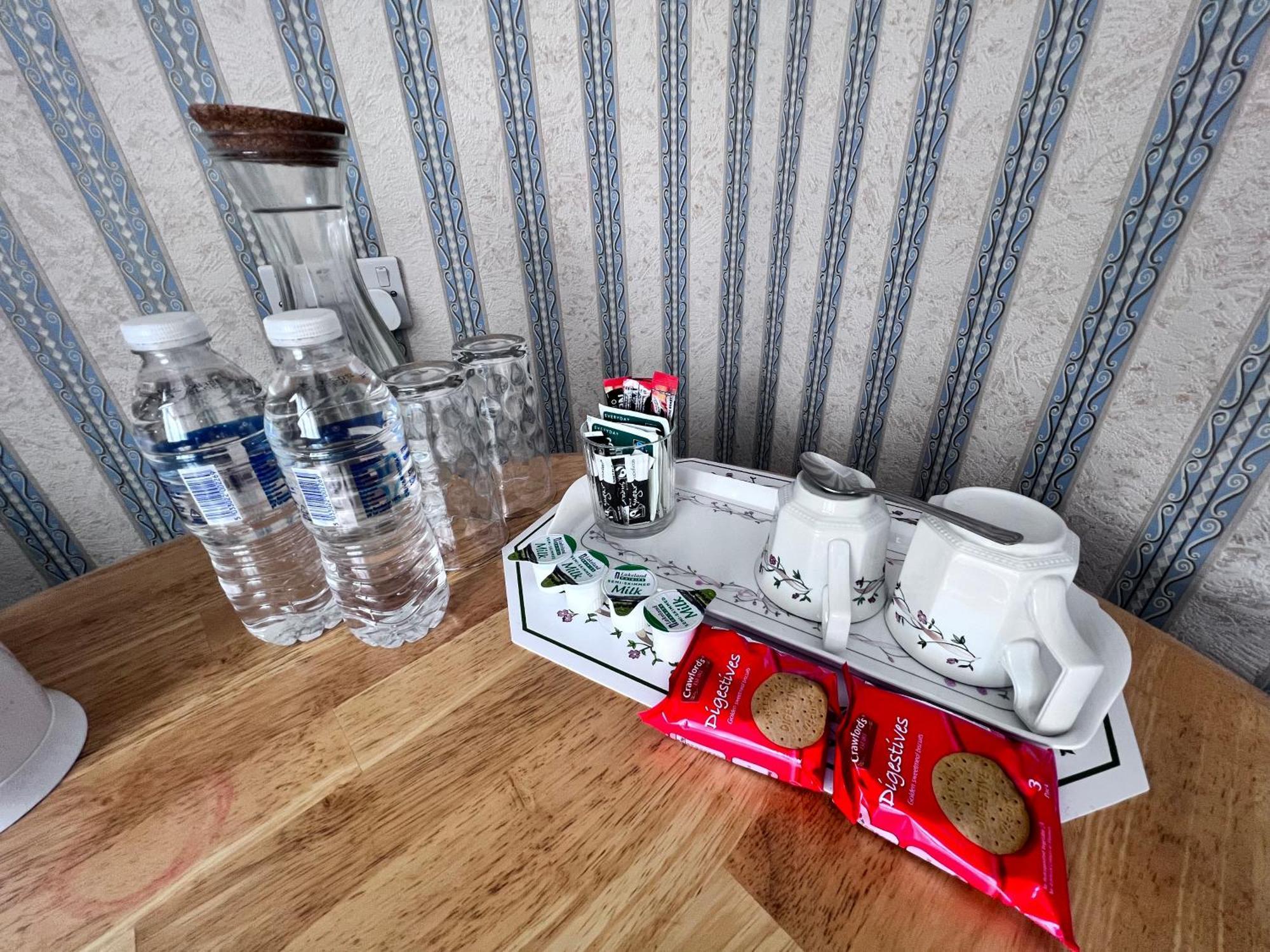 All Seasons Gatwick Guest House & Parking Горлі Екстер'єр фото