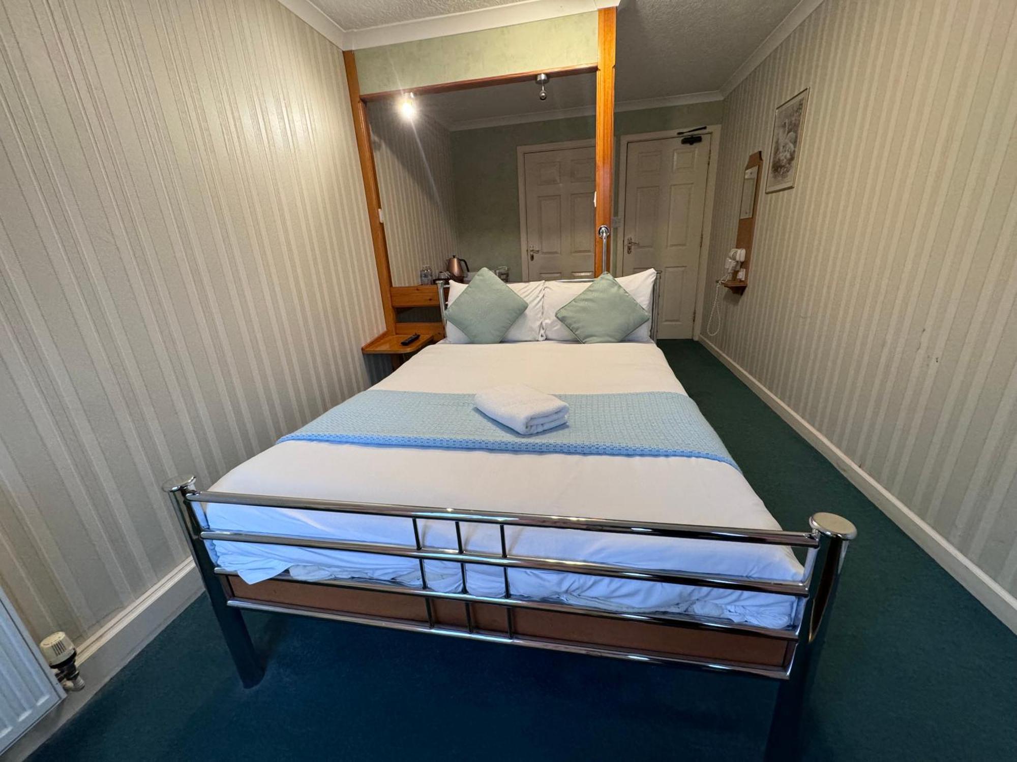 All Seasons Gatwick Guest House & Parking Горлі Екстер'єр фото