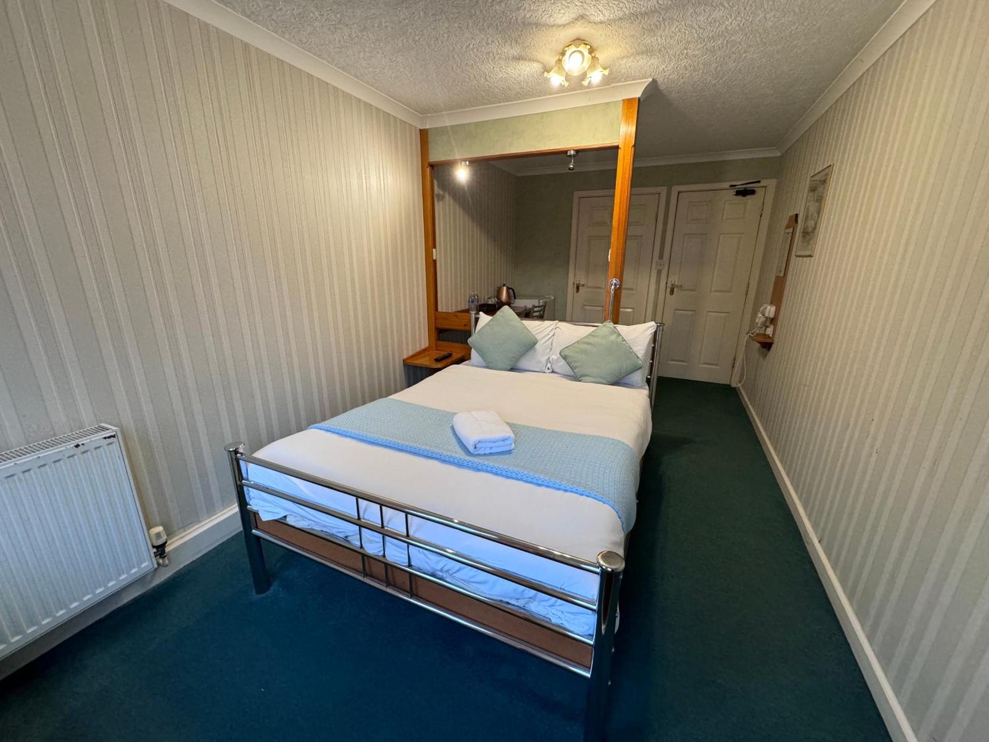 All Seasons Gatwick Guest House & Parking Горлі Екстер'єр фото