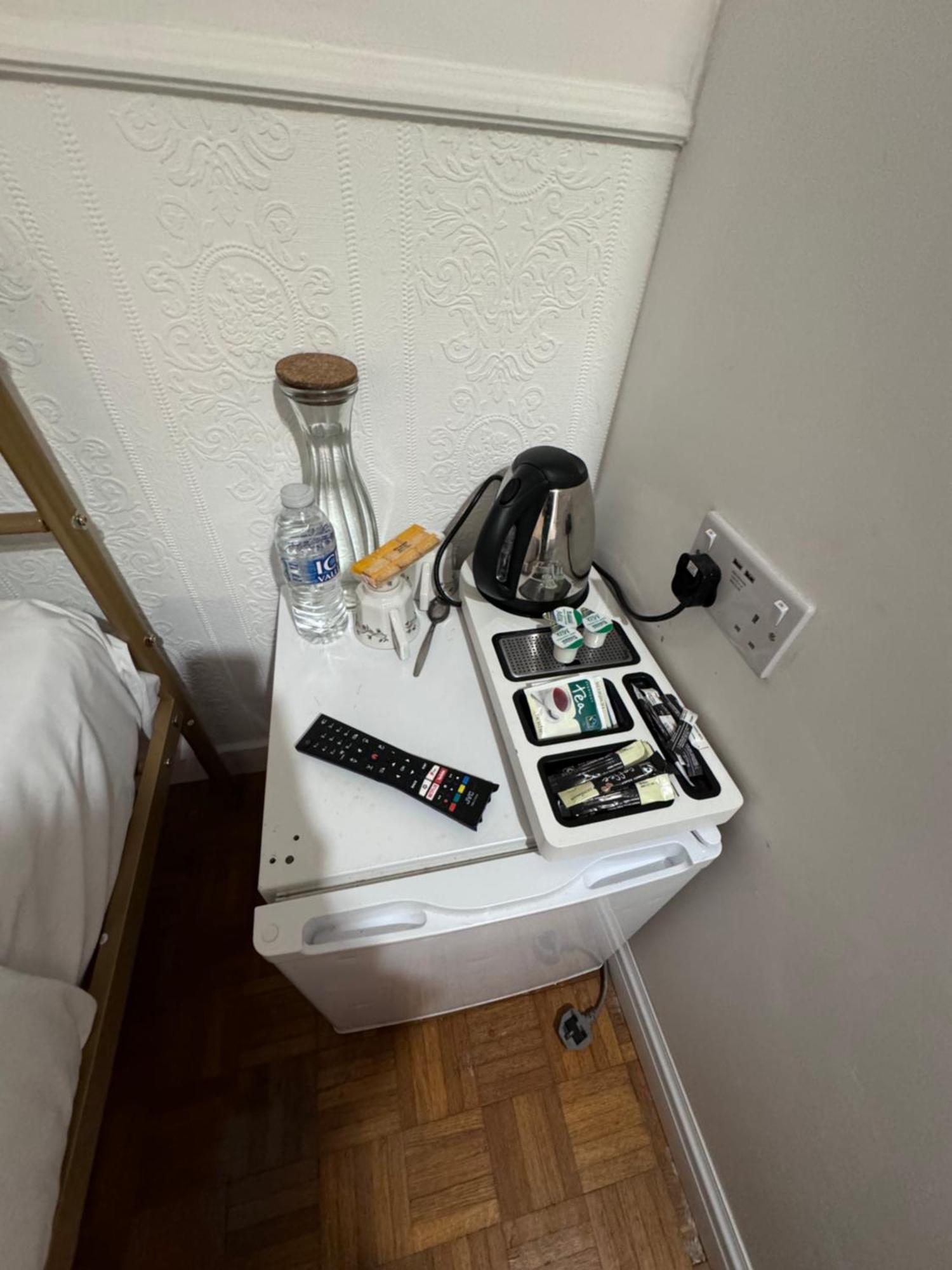 All Seasons Gatwick Guest House & Parking Горлі Екстер'єр фото