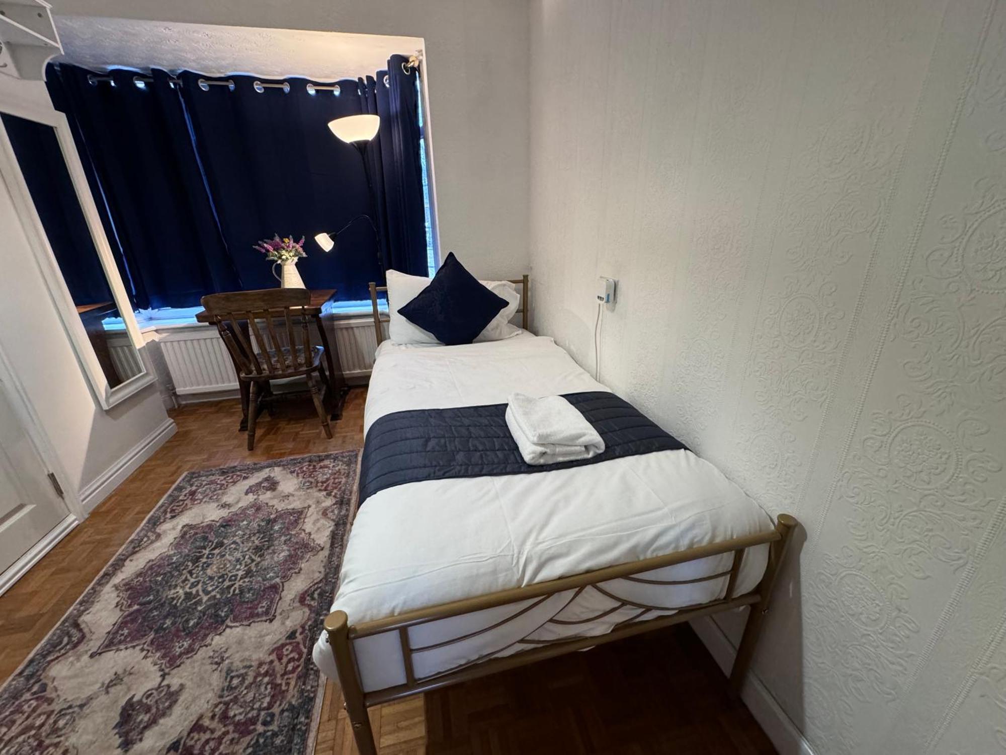 All Seasons Gatwick Guest House & Parking Горлі Екстер'єр фото