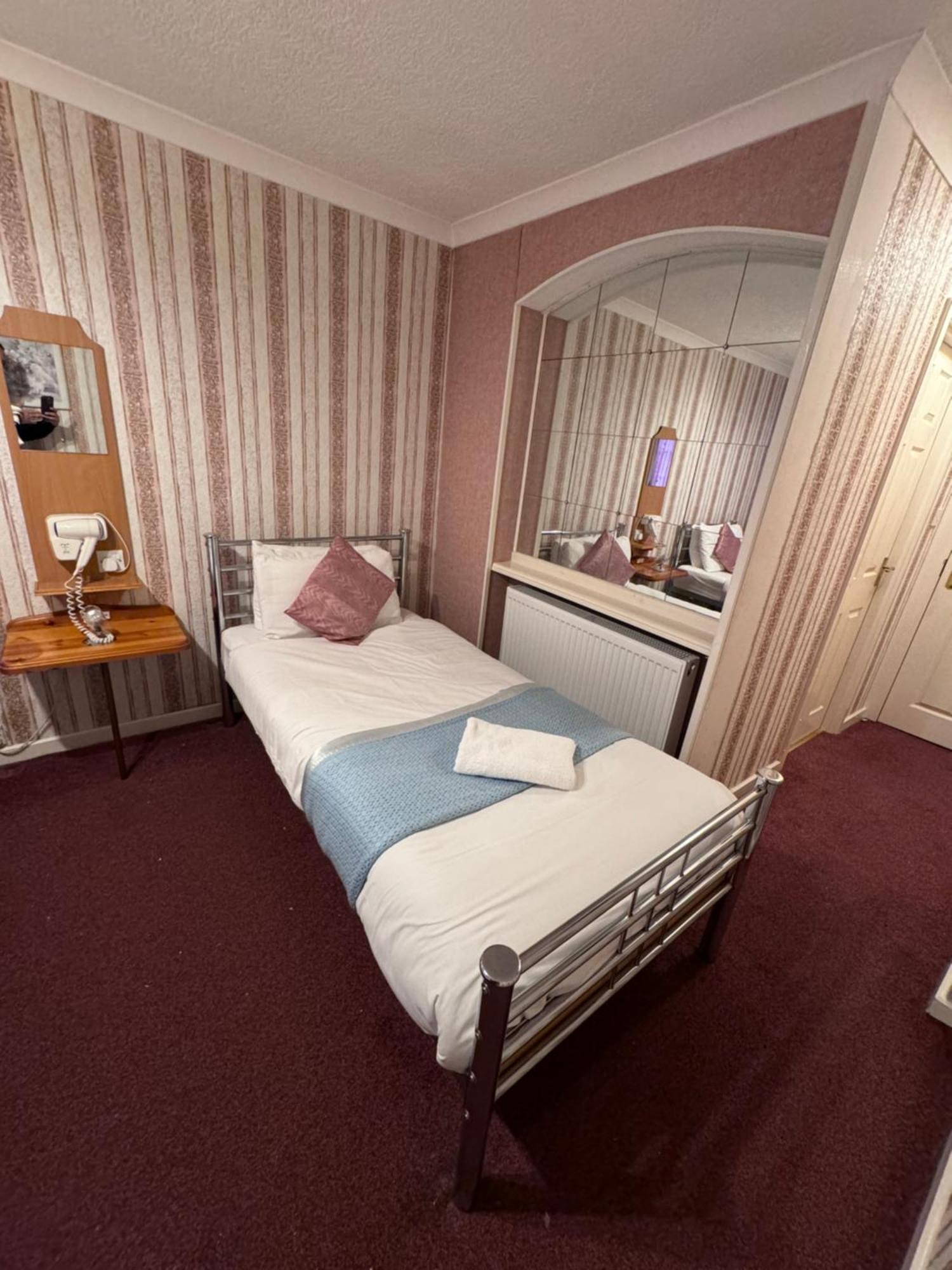 All Seasons Gatwick Guest House & Parking Горлі Екстер'єр фото