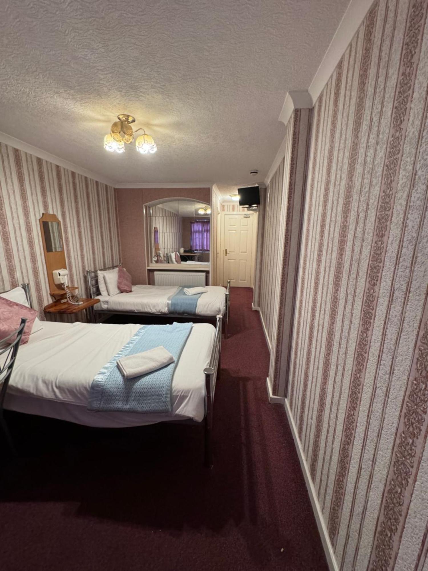 All Seasons Gatwick Guest House & Parking Горлі Екстер'єр фото