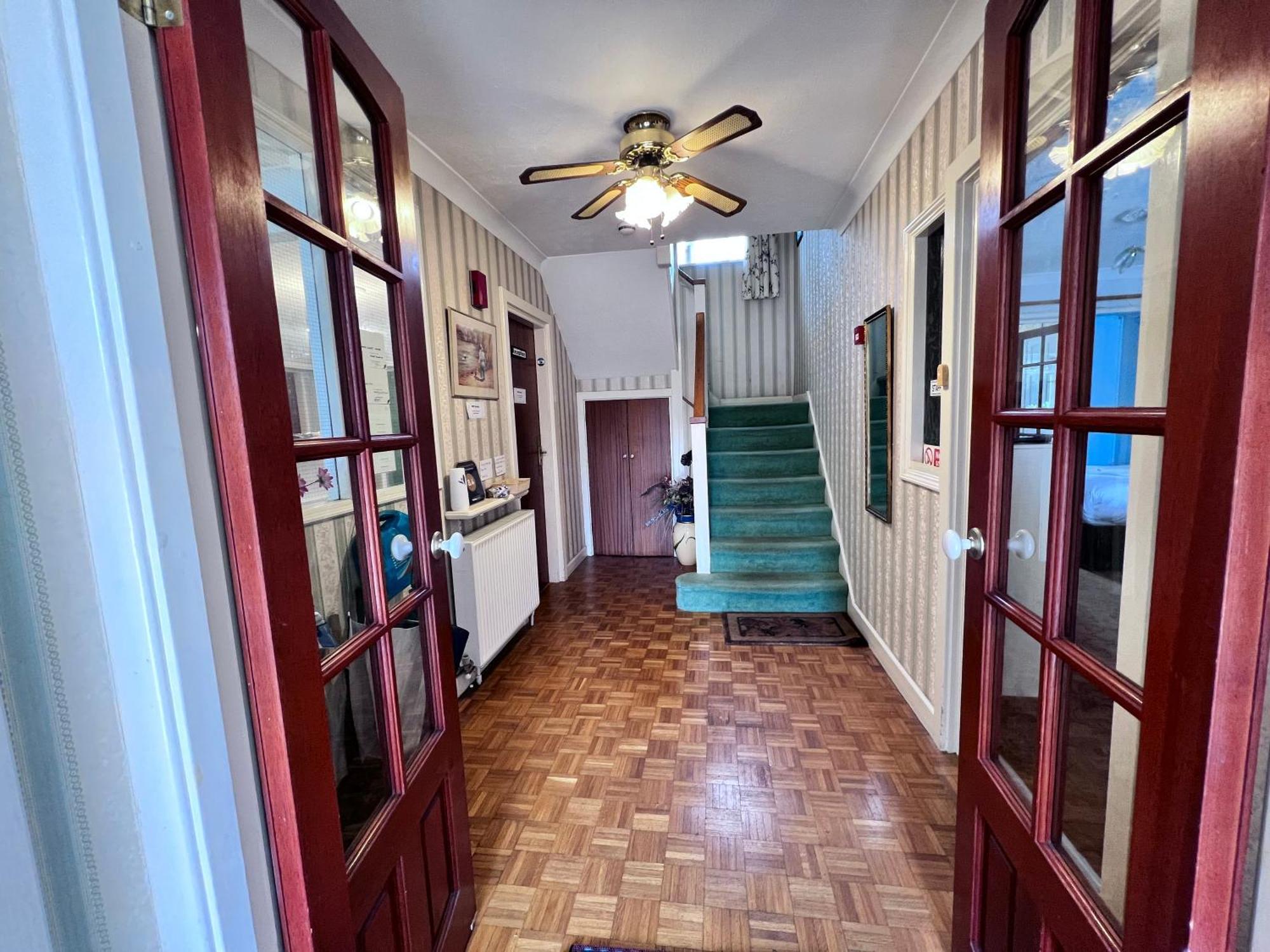 All Seasons Gatwick Guest House & Parking Горлі Екстер'єр фото