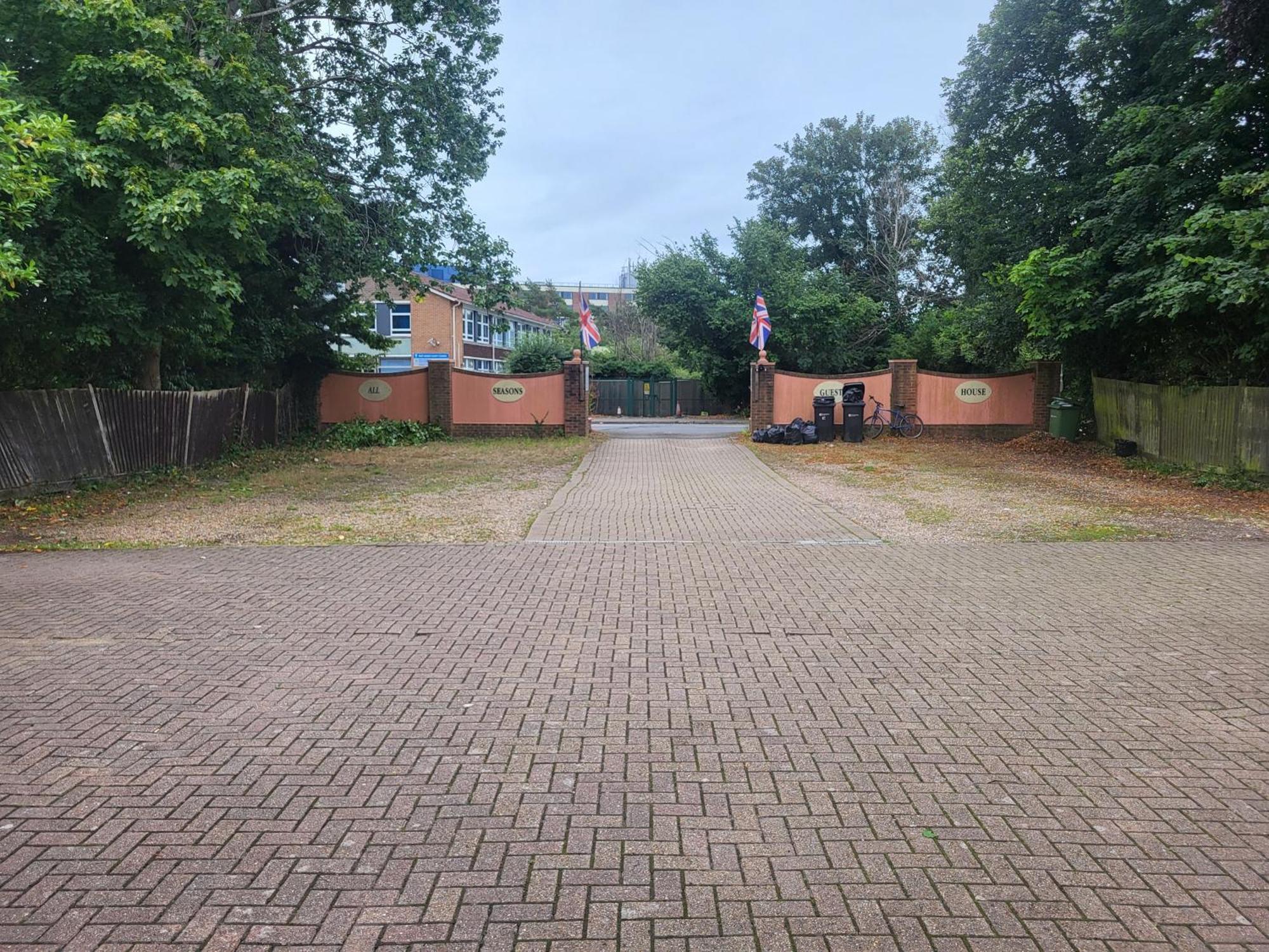 All Seasons Gatwick Guest House & Parking Горлі Екстер'єр фото
