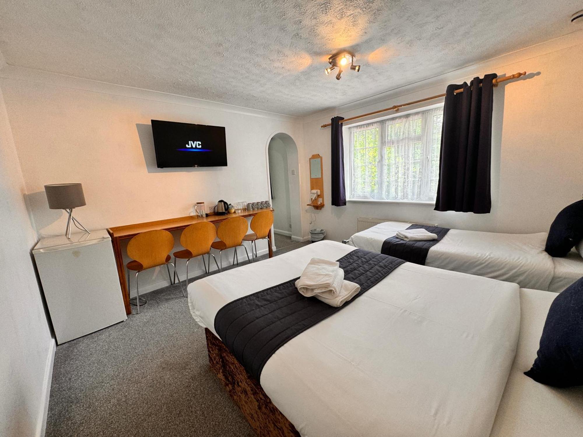 All Seasons Gatwick Guest House & Parking Горлі Екстер'єр фото