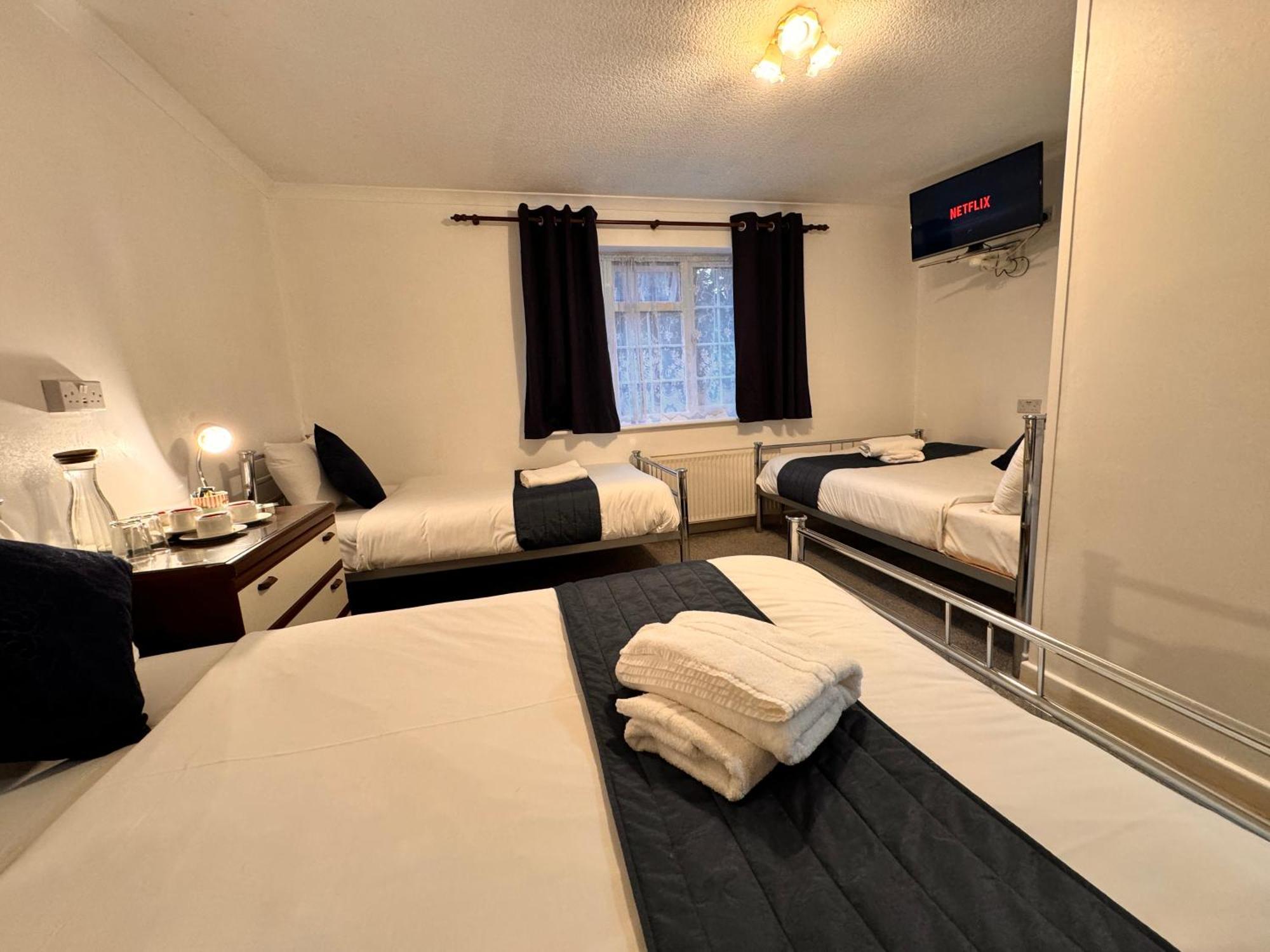 All Seasons Gatwick Guest House & Parking Горлі Екстер'єр фото