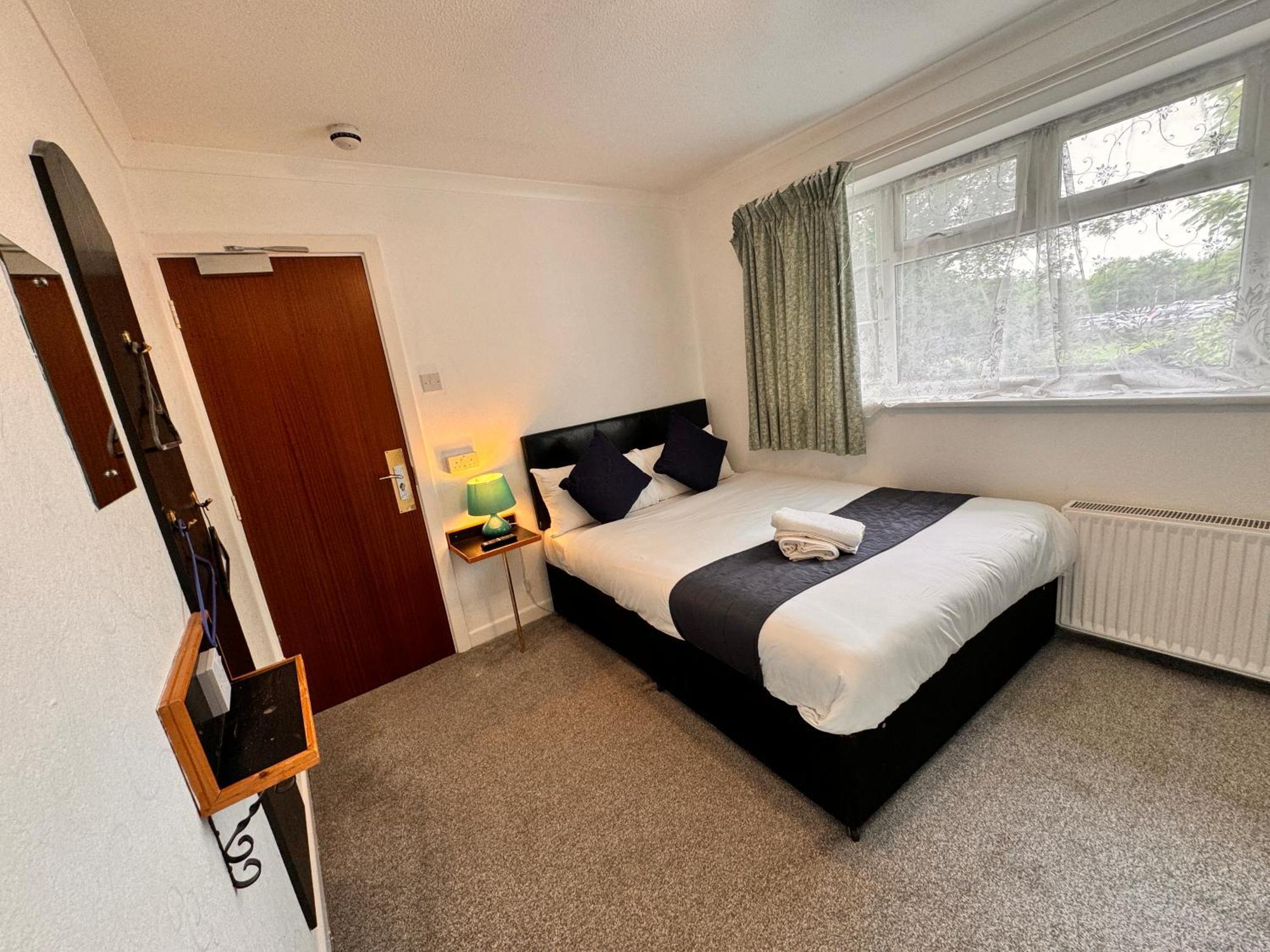 All Seasons Gatwick Guest House & Parking Горлі Екстер'єр фото