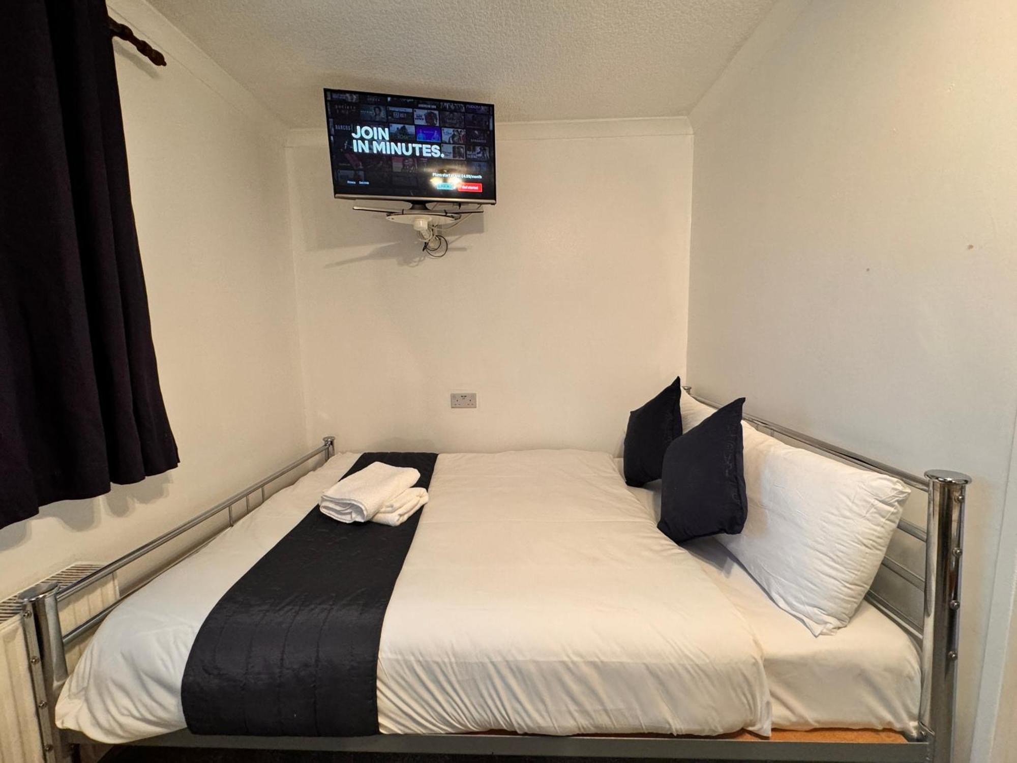 All Seasons Gatwick Guest House & Parking Горлі Екстер'єр фото