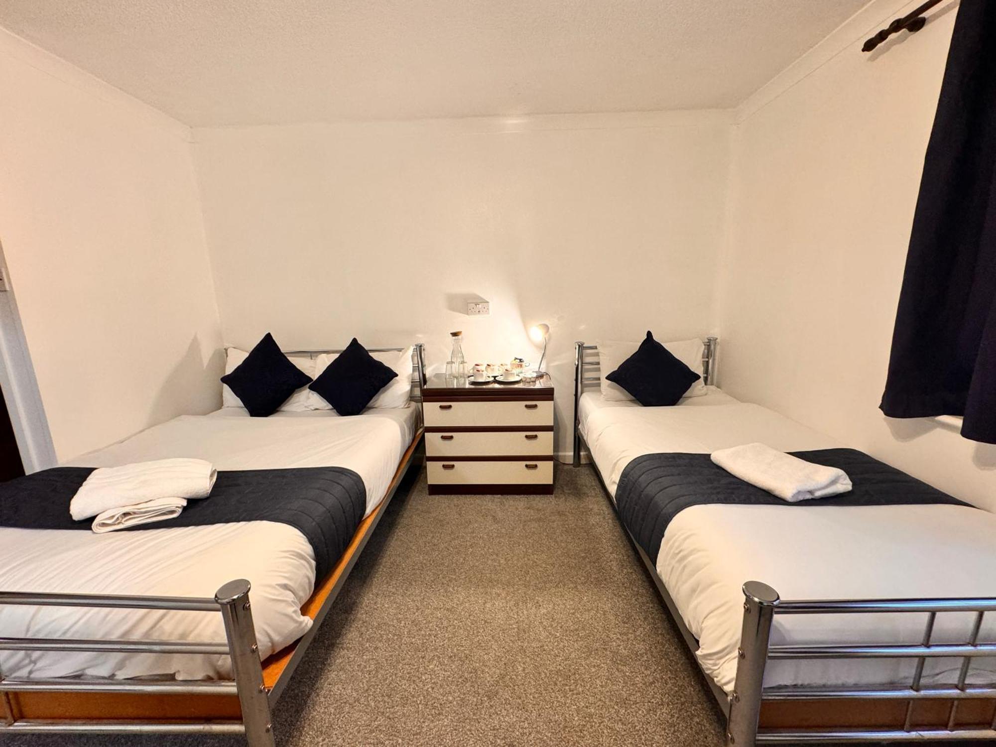 All Seasons Gatwick Guest House & Parking Горлі Екстер'єр фото