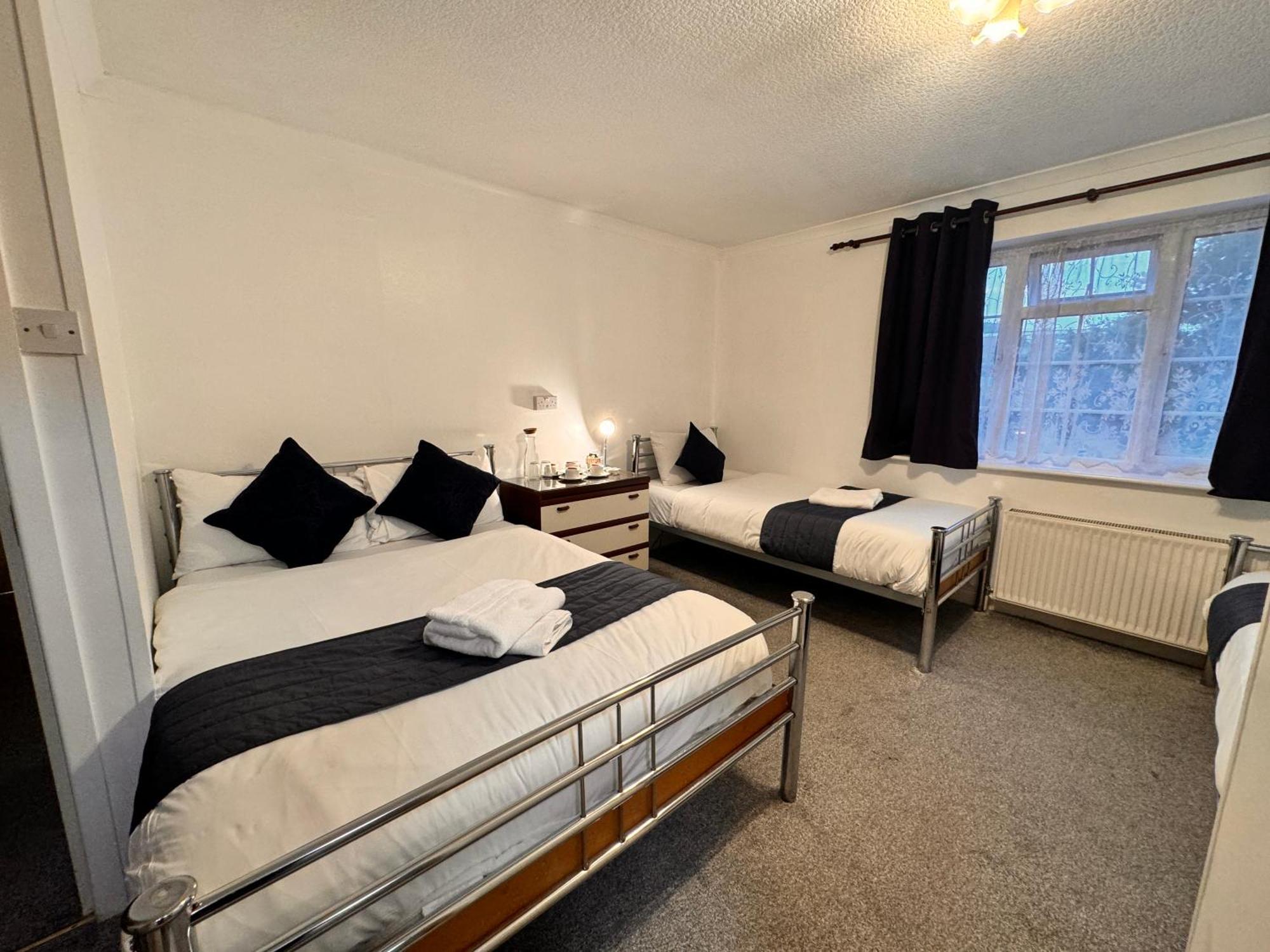 All Seasons Gatwick Guest House & Parking Горлі Екстер'єр фото