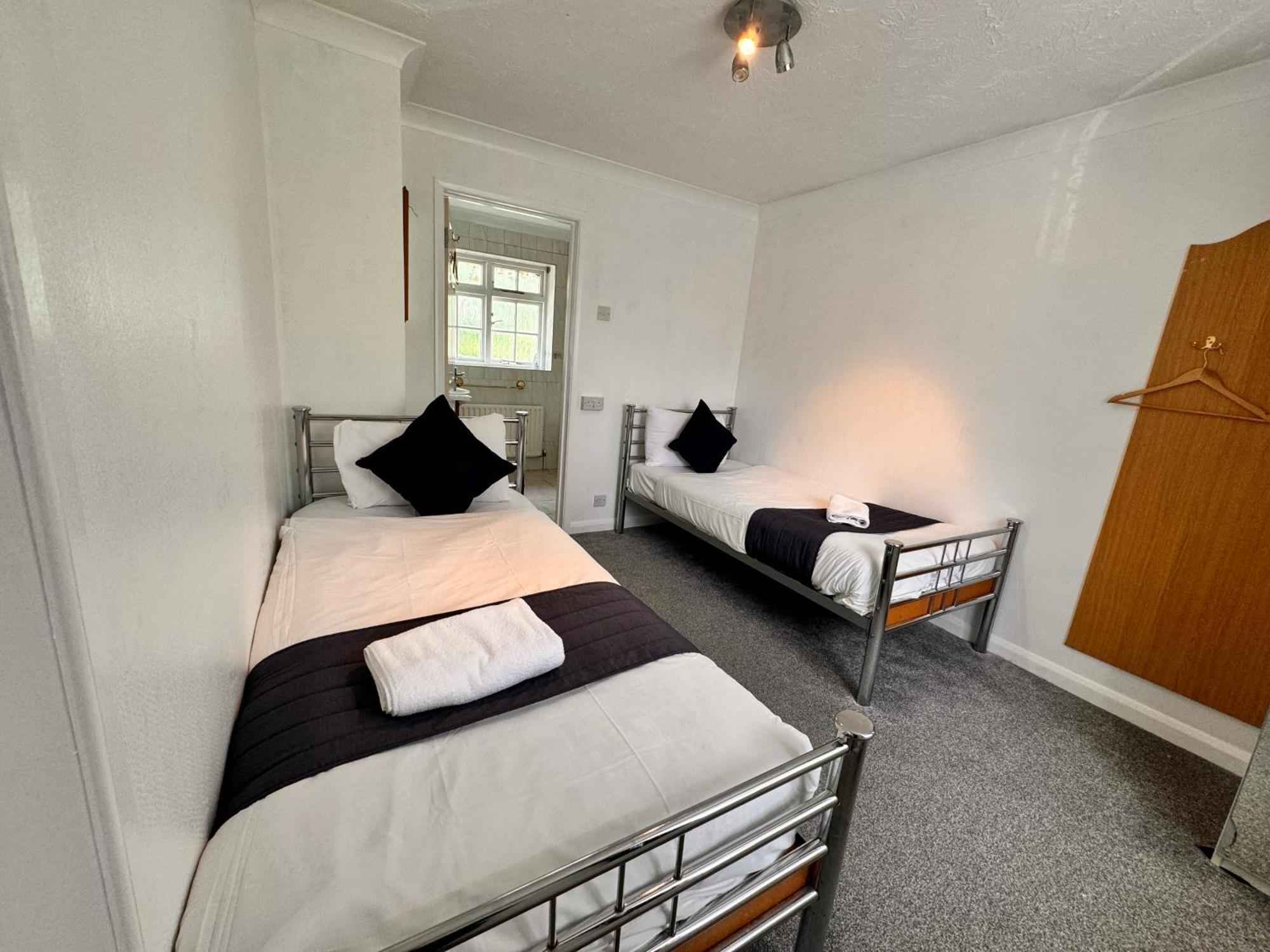 All Seasons Gatwick Guest House & Parking Горлі Екстер'єр фото