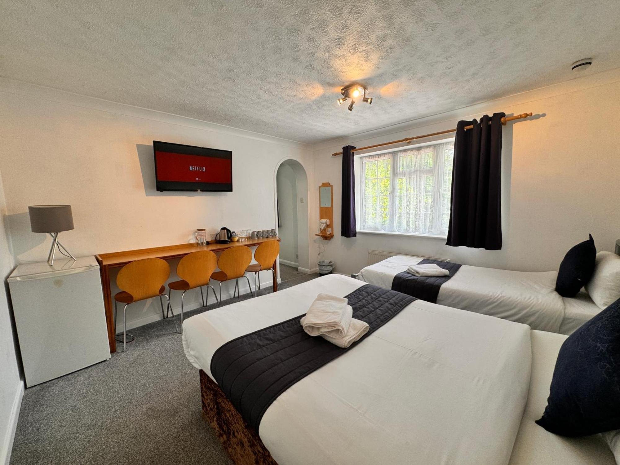 All Seasons Gatwick Guest House & Parking Горлі Екстер'єр фото