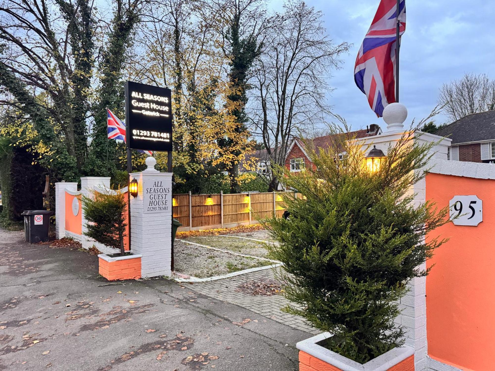 All Seasons Gatwick Guest House & Parking Горлі Екстер'єр фото