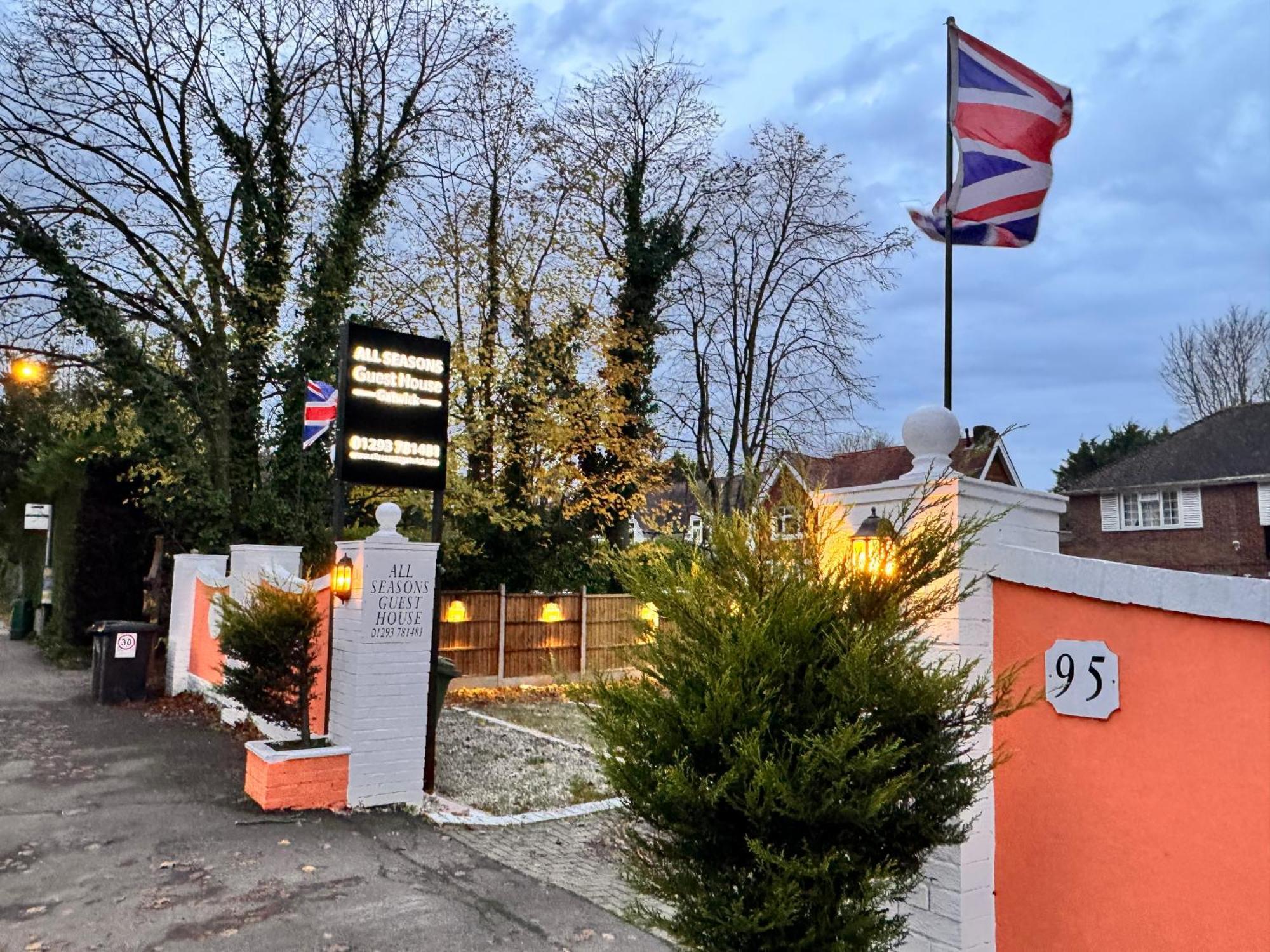 All Seasons Gatwick Guest House & Parking Горлі Екстер'єр фото